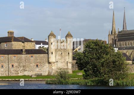 La rivière Erne à Enniskillen, comté de Fermanagh, Irlande du Nord. Banque D'Images