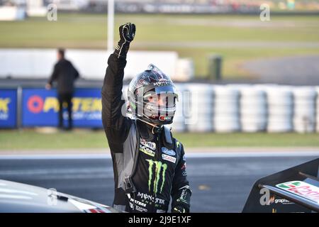 CAM Waters, Monster Energy Racing, célèbre la victoire sur le circuit de Winton après la victoire de la course Supercars du dimanche 15. Banque D'Images