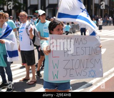 New York, New York - 22 mai 2022 : la parade de la fête d'Israël dans la ville de New York sur 5th ave. Impliquait des manifestations de Palestiniens et de partisans de la Palestine. Banque D'Images