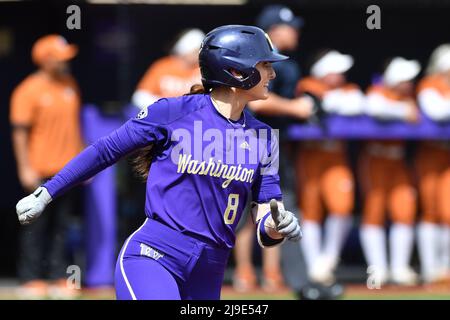 22 mai 2022 : Baylee Klinger, un infielder de Washington, sur le sentier de base lors du match de softball régional NCAA entre les Texas Longhorns et les Washington Huskies au stade de softball Husky à Seattle, WA. Washington défait le Texas de 2 à 1. Steve Faber/CSM Banque D'Images