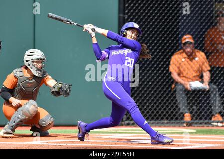 22 mai 2022 : Kinsey Fiedler, un infielder de Washington, a pris une grande ampleur lors du match régional de softball NCAA entre les Texas Longhorns et les Washington Huskies au stade de softball Husky à Seattle, WA. Washington défait le Texas de 2 à 1. Steve Faber/CSM Banque D'Images