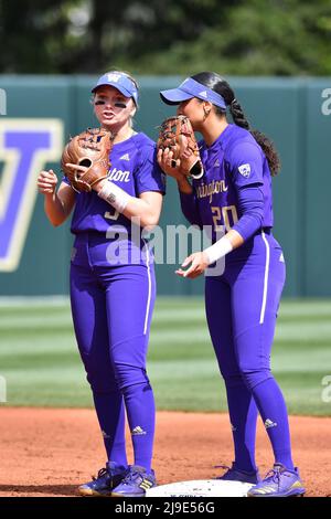 22 mai 2022 : Rylee Holtorf et Kinsey Fiedler, un infielder de Washington, lors du match de softball régional NCAA entre les Texas Longhorns et les Washington Huskies au stade de softball Husky à Seattle, WA. Washington défait le Texas de 2 à 1. Steve Faber/CSM Banque D'Images