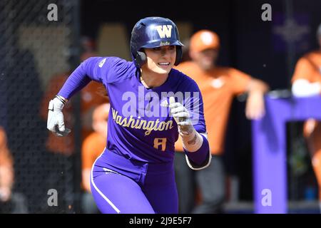 22 mai 2022 : Baylee Klinger, un infielder de Washington, se présente en première place lors du match de softball régional NCAA entre les Texas Longhorns et les Washington Huskies au stade de softball Husky à Seattle, en Australie occidentale. Washington défait le Texas de 2 à 1. Steve Faber/CSM Banque D'Images