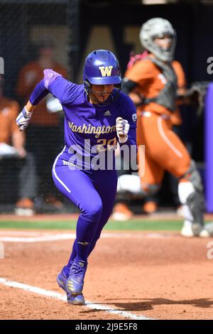 22 mai 2022 : Kinsey Fiedler, un infielder de Washington, est en première course lors du match de softball régional NCAA entre les Texas Longhorns et les Washington Huskies au stade de softball Husky à Seattle, en Australie occidentale. Washington défait le Texas de 2 à 1. Steve Faber/CSM Banque D'Images