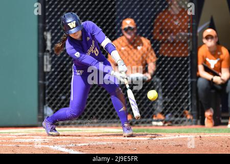 22 mai 2022 : Baylee Klinger, un infielder de Washington, entre en contact avec le ballon lors du match régional de softball de la NCAA entre les Texas Longhorns et les Washington Huskies au stade de softball de Husky à Seattle, WA. Washington défait le Texas de 2 à 1. Steve Faber/CSM Banque D'Images