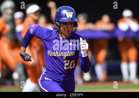 22 mai 2022 : Kinsey Fiedler, infielder de Washington, lors du match régional de softball NCAA entre les Texas Longhorns et les Washington Huskies au stade de softball Husky à Seattle, WA. Washington défait le Texas de 2 à 1. Steve Faber/CSM Banque D'Images