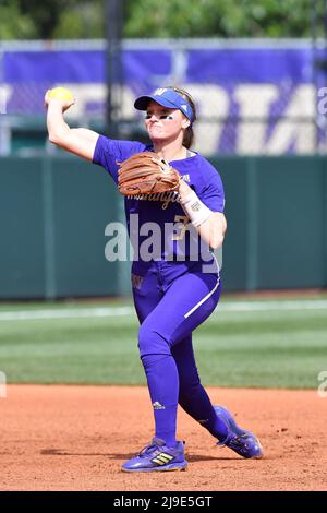 22 mai 2022 : Rylee Holtorf, un infielder de Washington, lors du match de softball régional NCAA entre les Texas Longhorns et les Washington Huskies au stade de softball Husky à Seattle, WA. Washington défait le Texas de 2 à 1. Steve Faber/CSM Banque D'Images