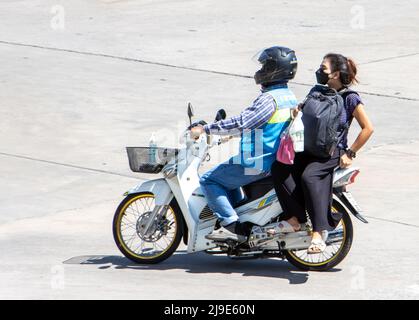 SAMUT PRAKAN, THAÏLANDE, APR 02 2022, Un chauffeur de taxi sur une moto manèges avec une femme. Le moto-taxi transporte un passager Banque D'Images