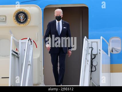 Tokyo, Japon. 22 mai 2022, Tokyo, Japon - le président des États-Unis Joe Biden arrive à la base aérienne de Yokota à l'ouest de Tokyo le dimanche 22 mai 2022. Biden assistera à la RÉUNION DU QUAD avec les dirigeants de l'Inde, de l'Australie et du Japon le 24 mai. (Photo de Yoshio Tsunoda/AFLO) crédit: AFLO Co. Ltd./Alay Live News Banque D'Images