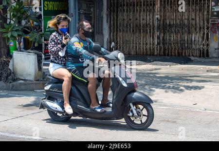 SAMUT PRAKAN, THAÏLANDE, APR 16 2022, les deux tours en moto dans la rue. Banque D'Images