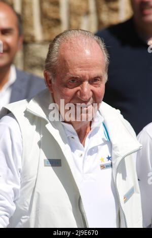 L'ancien roi d'Espagne Juan Carlos I se fait l'vagues lorsqu'il arrive au club nautique de la ville galicienne de Sanxenxo, dans le nord-ouest de l'Espagne, le 20 mai 2022, Banque D'Images