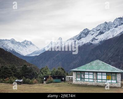 Everest (8849m) (L), Lhotse (8516m) et Ama Dablam (6856m) du Parc National de Sagarmatha, Namche Bazar. Banque D'Images