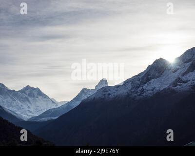 Lhotse (8516m) et Ama Dablam (6856m) du centre du parc national de Sagarmatha, Namche Bazar. Banque D'Images