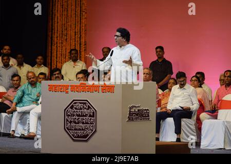 22 mai 2022, Pune, Maharashtra, Inde: Le chef Raj Thackeray, Maharashtra Navnirman Sena (MNS), s'est adressé aux travailleurs du parti et aux partisans lors d'un rassemblement tenu à Pune. Raj Thackeray a demandé le changement de nom d'Aurangabad à Sambhajinagar et a exhorté le Gouvernement central à prendre des mesures pour le changement de nom et l'introduction du Code civil uniforme. Le chef de la MNS a également critiqué la remarque du ministre en chef du Maharashtra, Uddhav Thackeray, « Our Hindoutva-ther Hindoutva ». (Credit image: © Kabir Jhangiani/Pacific Press via ZUMA Press Wire) Banque D'Images