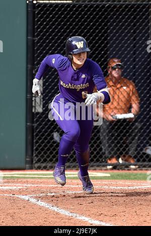 22 mai 2022 : Baylee Klinger, un infielder de Washington, prend son premier départ lors du match régional de softball NCAA entre les Texas Longhorns et les Washington Huskies au stade de softball Husky à Seattle, WA. Washington défait le Texas de 2 à 1. Steve Faber/CSM Banque D'Images