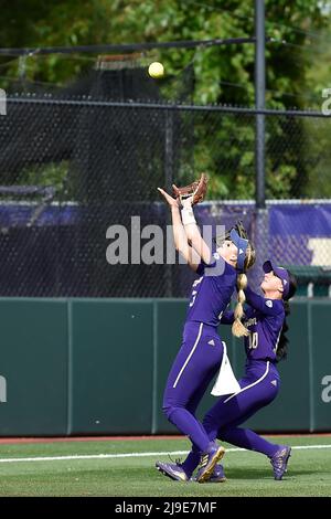 22 mai 2022 : Rylee Holtorf, un infielder de Washington, attrape un ballon de mouche pour une sortie lors du match de softball régional NCAA entre les Texas Longhorns et les Washington Huskies au stade de softball Husky à Seattle, WA. Washington défait le Texas de 2 à 1. Steve Faber/CSM Banque D'Images