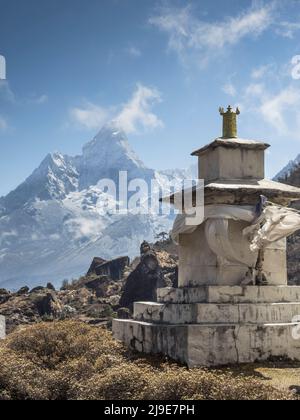 AMA Dablam (6856m) surplombe un chorten sur un petit col au-dessus de Khunde, Khumbu Banque D'Images