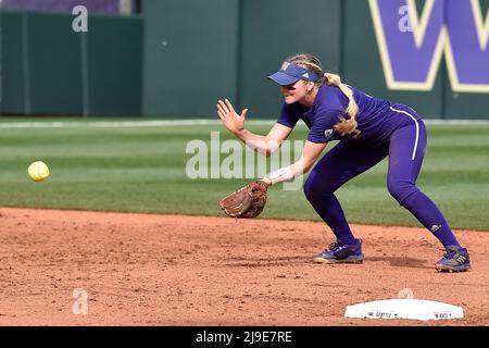 22 mai 2022 : Rylee Holtorf, un infielder de Washington, a fait une balle au sol tard dans le match de softball régional de la NCAA entre les Texas Longhorns et les Washington Huskies au stade de softball Husky à Seattle, WA. Washington défait le Texas de 2 à 1. Steve Faber/CSM Banque D'Images