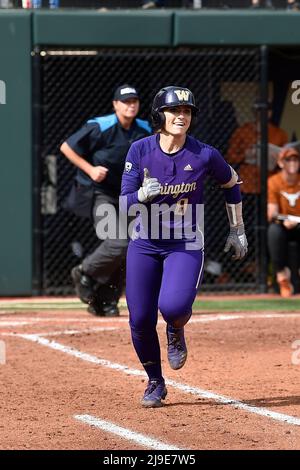 22 mai 2022 : Baylee Klinger, une infiancée de Washington, sur le chemin de la première base lors du match régional de softball NCAA entre les Texas Longhorns et les Washington Huskies au stade de softball Husky à Seattle, WA. Washington défait le Texas de 2 à 1. Steve Faber/CSM Banque D'Images