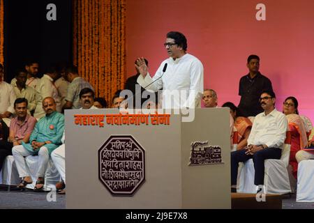 22 mai 2022, Pune, Maharashtra, Inde: Le chef Raj Thackeray, Maharashtra Navnirman Sena (MNS), s'est adressé aux travailleurs du parti et aux partisans lors d'un rassemblement tenu à Pune. Raj Thackeray a demandé le changement de nom d'Aurangabad à Sambhajinagar et a exhorté le Gouvernement central à prendre des mesures pour le changement de nom et l'introduction du Code civil uniforme. Le chef de la MNS a également critiqué la remarque du ministre en chef du Maharashtra, Uddhav Thackeray, « Our Hindoutva-ther Hindoutva ». (Credit image: © Kabir Jhangiani/Pacific Press via ZUMA Press Wire) Banque D'Images