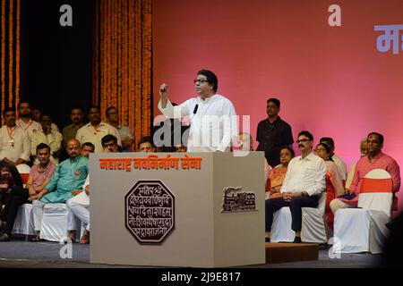 22 mai 2022, Pune, Maharashtra, Inde: Le chef Raj Thackeray, Maharashtra Navnirman Sena (MNS), s'est adressé aux travailleurs du parti et aux partisans lors d'un rassemblement tenu à Pune. Raj Thackeray a demandé le changement de nom d'Aurangabad à Sambhajinagar et a exhorté le Gouvernement central à prendre des mesures pour le changement de nom et l'introduction du Code civil uniforme. Le chef de la MNS a également critiqué la remarque du ministre en chef du Maharashtra, Uddhav Thackeray, « Our Hindoutva-ther Hindoutva ». (Credit image: © Kabir Jhangiani/Pacific Press via ZUMA Press Wire) Banque D'Images