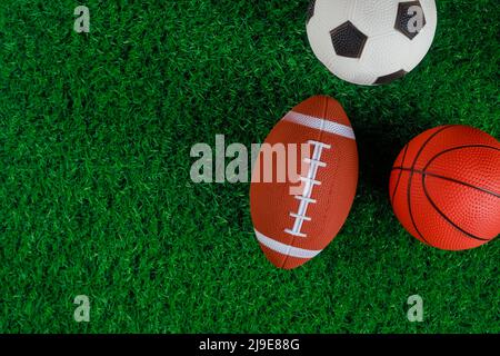 Gros plan sur les ballons de football, de basket-ball et de football sur fond vert. Banque D'Images