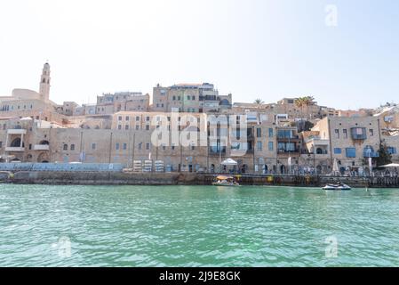 VIEILLE VILLE DE JAFFA, ISRAËL - 10 MAI 2022 : vue sur le Vieux Port de Jaffa avec de beaux bâtiments et maisons par temps ensoleillé. Vue panoramique. Photo de haute qualité Banque D'Images