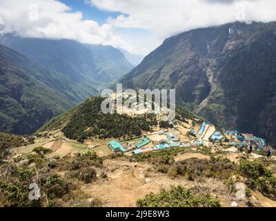 Namche Bazar (3440m) et la vallée de Dudh Koshi depuis le chemin de Syangboche. Banque D'Images