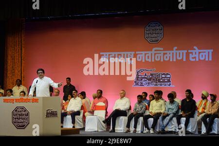 22 mai 2022, Pune, Maharashtra, Inde: Le chef Raj Thackeray, Maharashtra Navnirman Sena (MNS), s'est adressé aux travailleurs du parti et aux partisans lors d'un rassemblement tenu à Pune. Raj Thackeray a demandé le changement de nom d'Aurangabad à Sambhajinagar et a exhorté le Gouvernement central à prendre des mesures pour le changement de nom et l'introduction du Code civil uniforme. Le chef de la MNS a également critiqué la remarque du ministre en chef du Maharashtra, Uddhav Thackeray, « Our Hindoutva-ther Hindoutva ». (Credit image: © Kabir Jhangiani/Pacific Press via ZUMA Press Wire) Banque D'Images