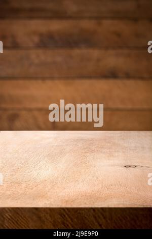 plan d'examen en bois vide et paroi en bois flou, arrière-plan ou toile de fond de la photographie de produits ou d'aliments, vue latérale en faible profondeur de champ, espace de copie Banque D'Images