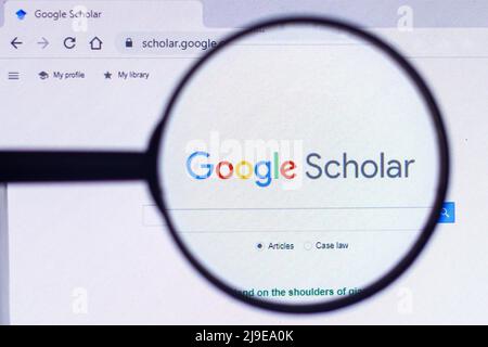 Dans cette illustration de photo, la page d'accueil du site Web de Google Scholar vu sur un écran d'ordinateur à travers une loupe. Banque D'Images