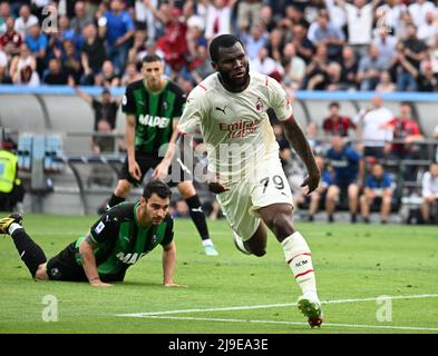 (220523) -- REGGIO EMILIA, 23 mai 2022 (Xinhua) -- Frank Kessie, de l'AC Milan, célèbre son but lors d'un match de football entre Sassuolo et l'AC Milan, à Reggio Emilia, en Italie, le 22 mai 2022. AC Milan a remporté le titre de ligue après avoir battu Sassuolo avec 3-0. (STR/Xinhua) Banque D'Images