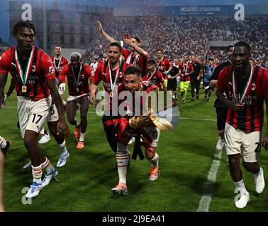 (220523) -- REGGIO EMILIA, 23 mai 2022 (Xinhua) -- les joueurs de l'AC Milan célèbrent avec le trophée après une série Un match de football entre Sassuolo et l'AC Milan à Reggio Emilia, Italie, le 22 mai 2022. AC Milan a remporté le titre de ligue après avoir battu Sassuolo avec 3-0. (STR/Xinhua) Banque D'Images