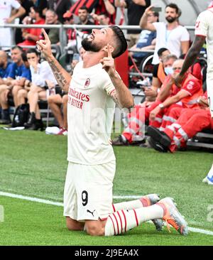 (220523) -- REGGIO EMILIA, 23 mai 2022 (Xinhua) -- Olivier Giroud, de l'AC Milan, célèbre son but lors d'un match de football entre Sassuolo et l'AC Milan à Reggio Emilia, Italie, le 22 mai 2022. AC Milan a remporté le titre de ligue après avoir battu Sassuolo avec 3-0. (STR/Xinhua) Banque D'Images