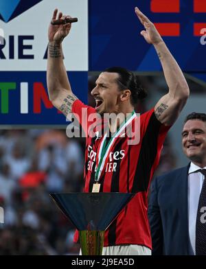 (220523) -- REGGIO EMILIA, le 23 mai 2022 (Xinhua) -- Zlatan Ibrahimovic, de l'AC Milan, célèbre lors de la cérémonie de remise des prix après une série Un match de football entre Sassuolo et l'AC Milan à Reggio Emilia, en Italie, le 22 mai 2022. AC Milan a remporté le titre de ligue après avoir battu Sassuolo avec 3-0. (STR/Xinhua) Banque D'Images