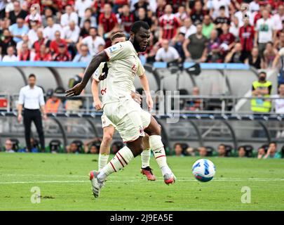 (220523) -- REGGIO EMILIA, 23 mai 2022 (Xinhua) -- Frank Kessie, de l'AC Milan, s'élance pour marquer un match de football entre Sassuolo et l'AC Milan, à Reggio Emilia, en Italie, le 22 mai 2022. AC Milan a remporté le titre de ligue après avoir battu Sassuolo avec 3-0. (STR/Xinhua) Banque D'Images