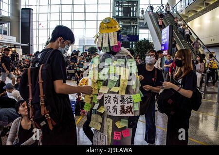 9 août 2019, Hong Kong, Chine : des manifestants pro-démocratie ont occupé l'aéroport pour sensibiliser la communauté internationale à la détérioration des droits de l'homme à Hong Kong. Certains d'entre eux se sont portés volontaires pour devenir humains ''murs Lennon'' pour afficher des slogans et des mots d'encouragement. Les manifestations en faveur de la démocratie ont éclaté et se sont multipliées dans les conflits urbains lorsque le gouvernement de Hong Kong, sous le règne de la Chine, a refusé de retirer un projet de loi controversé sur l'extradition et a toléré la brutalité policière contre des manifestants initialement pacifiques. (Image de crédit : © Katherine Li/SOPA Images via ZUMA Press Wire) Banque D'Images