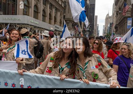 NEW YORK, NEW YORK - 22 MAI : les membres des Scouts se réunissent sur la Cinquième Avenue pour la Parade des célébrations d'Israël le 22 mai 2022 à New York. Crédit : Ron Adar/Alay Live News Banque D'Images