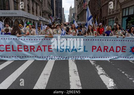 NEW YORK, NEW YORK - 22 MAI : les membres des Scouts se réunissent sur la Cinquième Avenue pour la Parade des célébrations d'Israël le 22 mai 2022 à New York. Crédit : Ron Adar/Alay Live News Banque D'Images