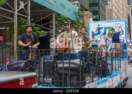 NEW YORK, NEW YORK - 22 MAI : un groupe joue sur un flotteur sur la Cinquième Avenue lors de la Parade des célébrations d'Israël le 22 mai 2022 à New York. Crédit : Ron Adar/Alay Live News Banque D'Images