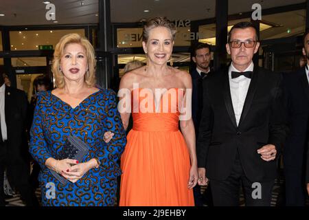 Cannes, France. 22nd mai 2022. Cannes, France. 22nd mai 2022. S.E. Dominique Ouattara (première Dame de Côte d’Ivoire), Sharon Stone, Manuel Collas de la Roche (président du Fonds du meilleur monde) assiste à la soirée de gala du “Fonds du meilleur monde” au cours de laquelle une vente aux enchères présidée par Sharon Stone, au profit de la Fondation Virtuosa, pour développer un projet pour les réfugiés ukrainiens en Pologne. Hôtel Marriot, le 22 mai 2022 à Cannes, France. Photo de Marco Piovanotto/ABACAPRESS.COM crédit: Abaca Press/Alay Live News Banque D'Images