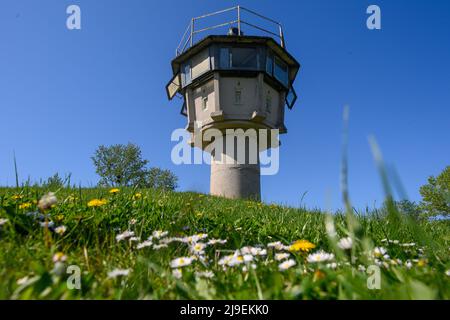 PRODUCTION - 09 mai 2022, Saxe-Anhalt, Hötensleben: L'ancienne tour de guet de l'ancienne frontière. La structure fait maintenant partie du 'Monument frontalier de Hötensleben'. La frontière a été fermée juste au moment où Gitta Kappe était du mauvais côté pour elle. Le 26 mai 1952, la jeune alors âgée de 20 ans était au travail à Schöningen, en RFA; en tant que nounou et housemaid, elle était le bon esprit de la famille d'un médecin. Elle a toujours roulé son vélo les quatre kilomètres jusqu'à sa ville natale de Hötensleben, le vieux de 90 ans se souvient maintenant. À la maison, ce sont ses parents et son fiancé. (À dpa 'barbelé à travers l'Allemagne - GDR fermé la frontière 70 Banque D'Images