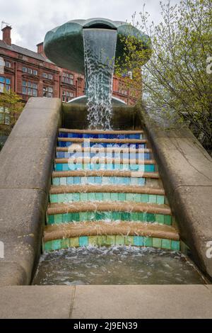 Chute d'eau et fontaine des jardins de la paix de Sheffield Banque D'Images