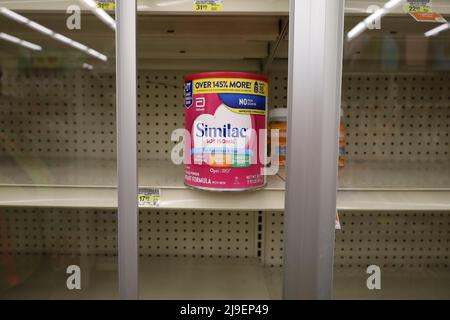 Las Vegas, Nevada, États-Unis. 23rd mai 2022. Les étagères de Baby Formula sont presque vides à Walgreens dans Peccole Ranch, comme beaucoup de magasins à travers les Etats-Unis. (Image de crédit : © Amy Katz/ZUMA Press Wire)
