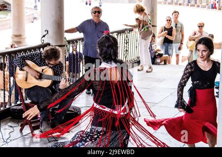 Séville, Espagne - le 21 mai 2022 des danseurs de flamenco se produisent dans les rues de Séville pendant l'épidémie de coronavirus qui frappe l'Espagne Banque D'Images