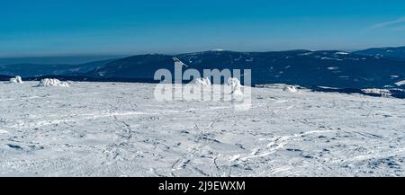 Vue depuis le sommet de la colline de Kralicky Sneznik sur le tchèque - frontière polonaise pendant la belle journée d'hiver avec ciel clair Banque D'Images