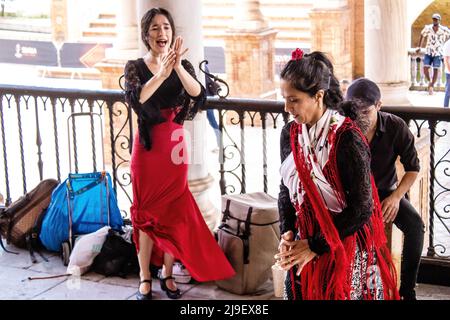 Séville, Espagne - le 21 mai 2022 des danseurs de flamenco se produisent dans les rues de Séville pendant l'épidémie de coronavirus qui frappe l'Espagne Banque D'Images