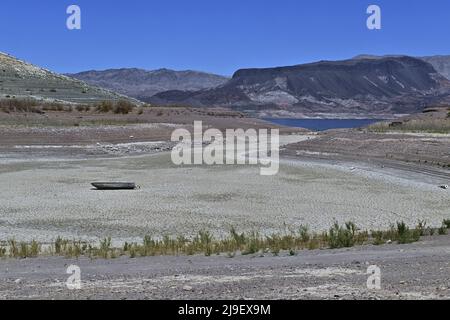 Las Vegas, États-Unis. 23rd mai 2022. Un bateau autrefois submergé se trouve sur une terre craquée à des centaines de pieds de ce qui est maintenant le rivage de l'aire de loisirs nationale du lac Mead, où les niveaux d'eau ont diminué de façon spectaculaire à Boulder City, Nevada, le dimanche 22 mai 2022. Le lac Mead a chuté en dessous de 1 050 pieds, un niveau d'étape important alors que l'approvisionnement en eau de la vallée de Las Vegas diminue pendant une sécheresse de 22 ans. Photo de Jim Ruymen/UPI crédit: UPI/Alay Live News Banque D'Images