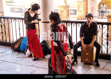 Séville, Espagne - le 21 mai 2022 des danseurs de flamenco se produisent dans les rues de Séville pendant l'épidémie de coronavirus qui frappe l'Espagne Banque D'Images