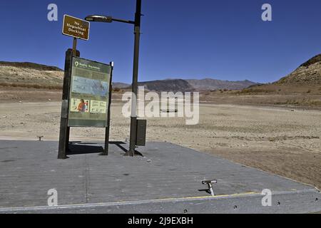 Las Vegas, États-Unis. 23rd mai 2022. Un bateau autrefois submergé se trouve sur une terre craquée à des centaines de pieds de ce qui est maintenant le rivage de l'aire de loisirs nationale du lac Mead, où les niveaux d'eau ont diminué de façon spectaculaire à Boulder City, Nevada, le dimanche 22 mai 2022. Le lac Mead a chuté en dessous de 1 050 pieds, un niveau d'étape important alors que l'approvisionnement en eau de la vallée de Las Vegas diminue pendant une sécheresse de 22 ans. Photo de Jim Ruymen/UPI crédit: UPI/Alay Live News Banque D'Images